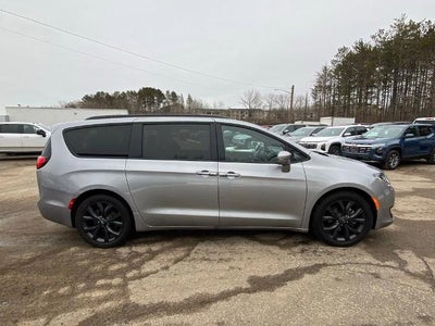 2020 Chrysler Pacifica Red S